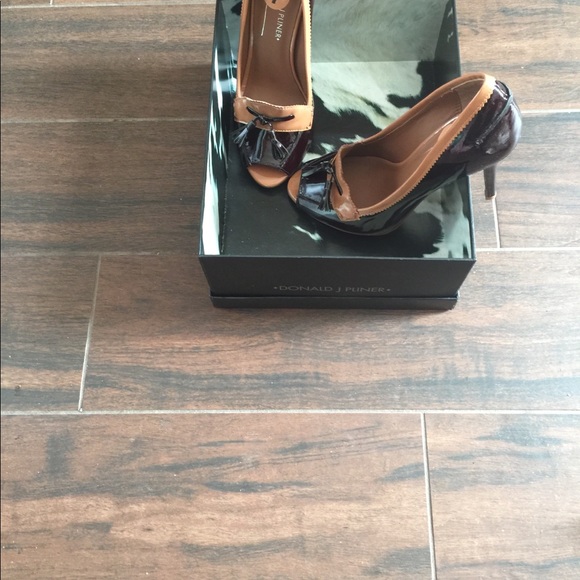 DONALD J. PLINER SHOES - Picture 2 of 2